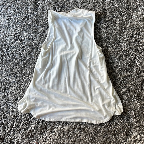 Flowy Sleeveless Blouse - Picture 2 of 2